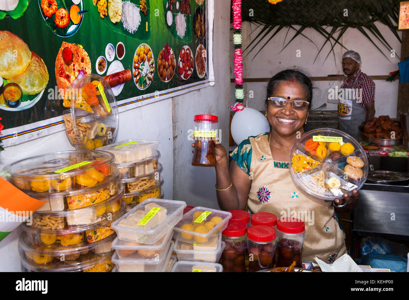 La Seychelles, Mahe, Victoria, India giorno, pentola di rame il cibo indiano stallo, la proprietaria, la signora Mangala Raja Foto Stock