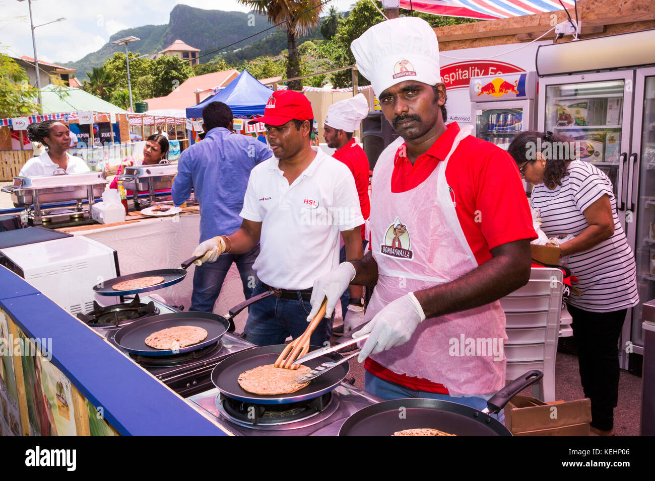 La Seychelles, Mahe, Victoria, India giorno, cibo indiano stallo, chef cucinare paratha Foto Stock