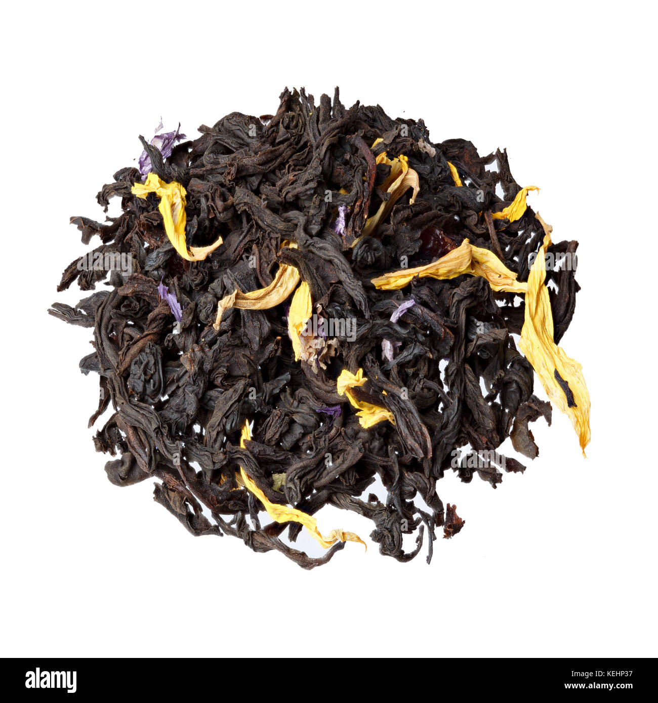 Nero aromatico foglie di tè con semi di girasole e petali di fiordaliso. Foto ad alta risoluzione. Foto Stock