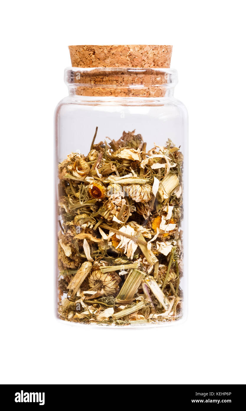 La camomilla tè alle erbe in una bottiglia con tappo di sughero per uso medico. Foto Stock