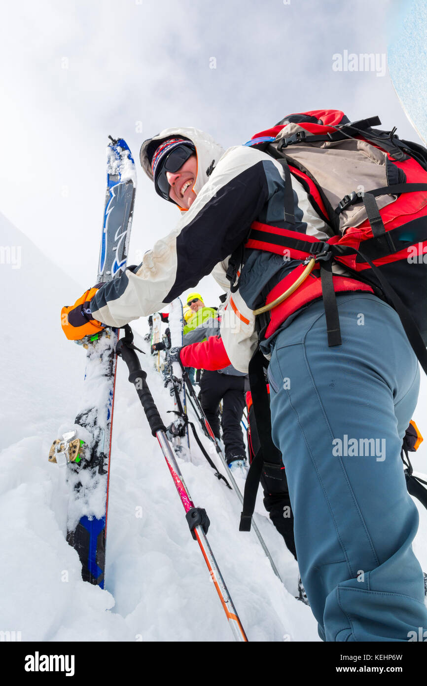 Cross country skiier salendo una pendenza. Foto Stock
