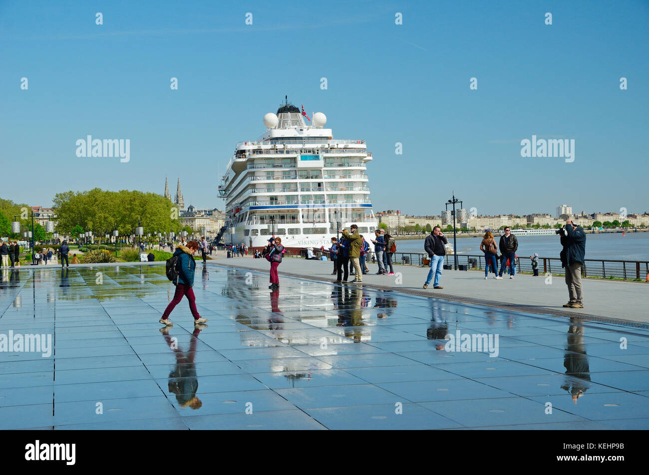 I turisti sono vicino alla piscina riflettente 'specchio d'acqua' nel argine della Garonna della città francese Bordeaux. Foto Stock