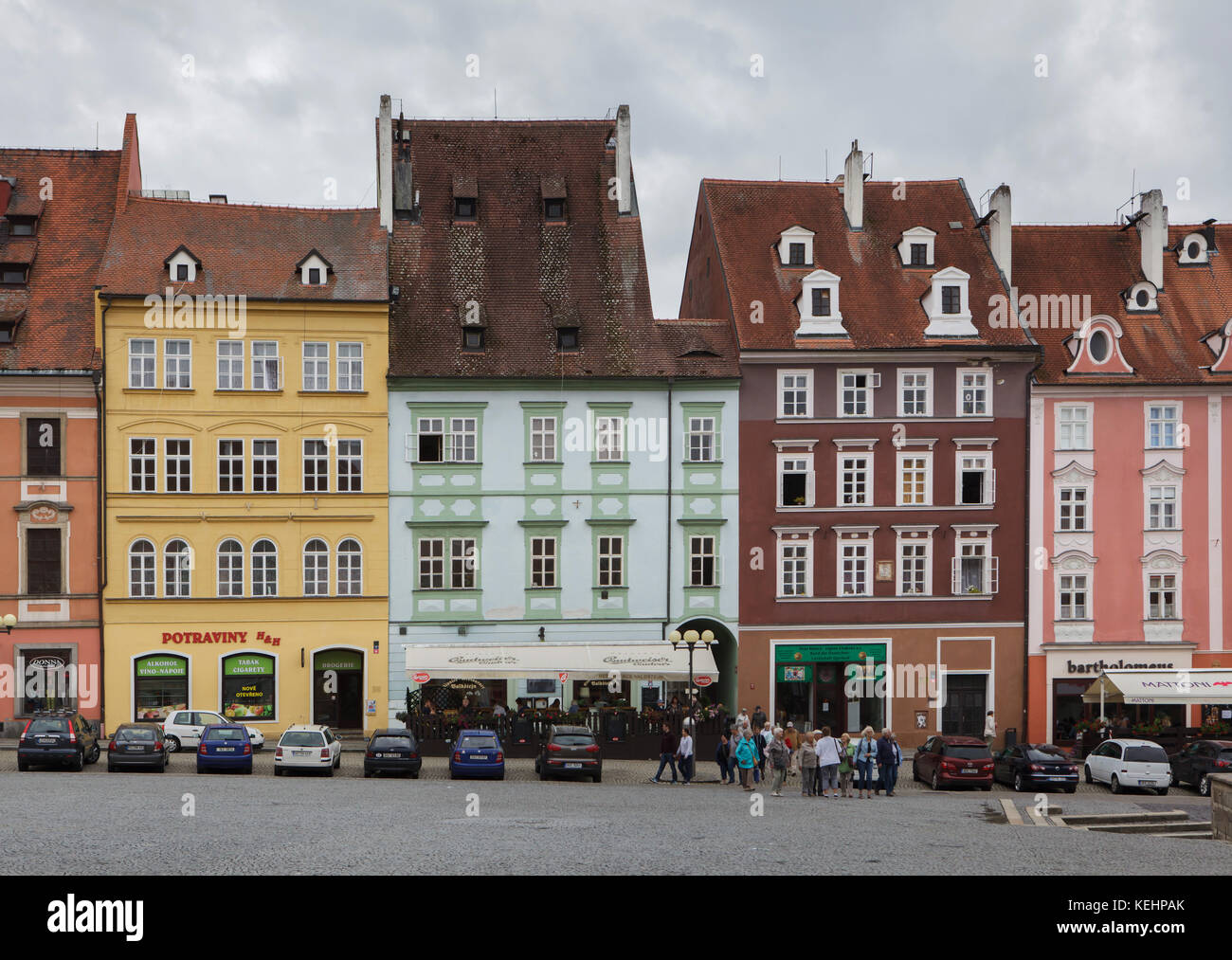 Case medievali nella città piazza principale Krále Jiřího z Poděbrad in Cheb, Repubblica Ceca. Foto Stock