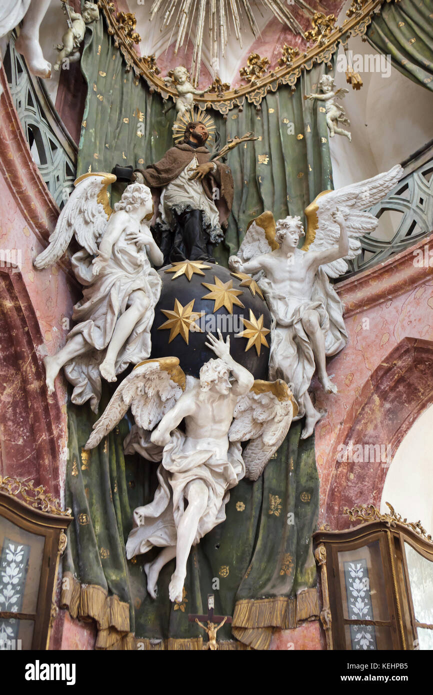 San Giovanni di Nepomuk circondato da angeli. Statue in legno di scultore ceco Jan Pavel Čechpauer nelle principali nell'altare principale in un pellegrinaggio alla chiesa di San Giovanni di Nepomuk (Poutní kostel svatého Jana Nepomuckého) a Zelená hora in a Žďár nad Sázavou, Repubblica Ceca. Un pellegrinaggio alla chiesa progettata da architetto ceco con origini italiane Jan Santini Aichel fu costruito nel 1720-1727 in combinazione del Barocco e gotico, noto come Barocco stile gotico. Foto Stock