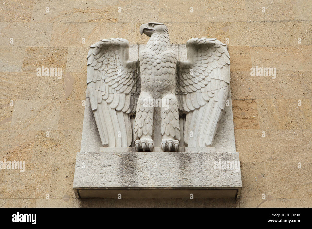 Reichsadler. Aquila nazista dal 1930 nell'edificio principale dell'aeroporto di Tempelhof di Berlino, Germania. Foto Stock