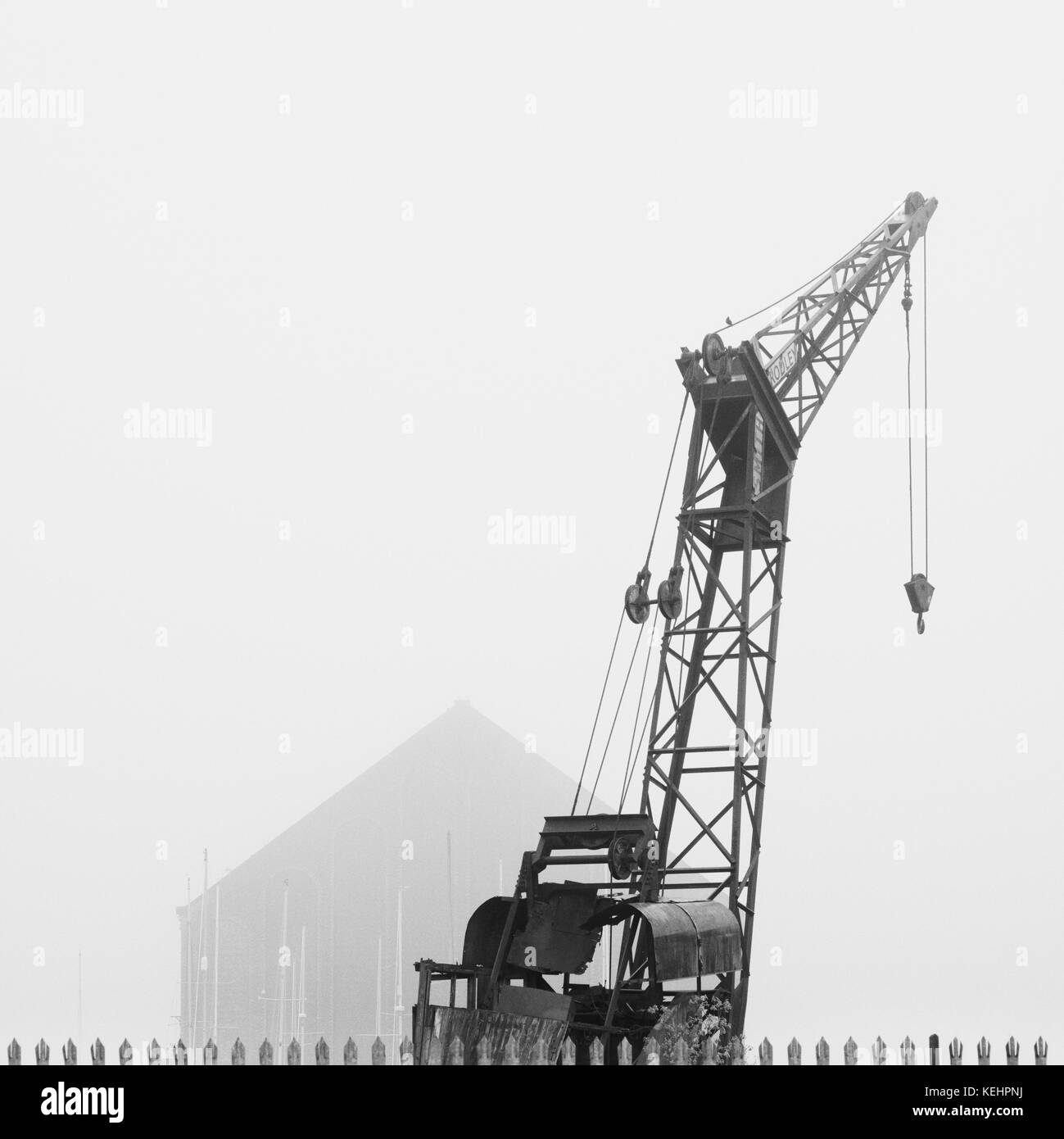 Gru di costruzione navale Greenock Glasgow costa ovest della Scozia nella nebbia in bianco e nero Silhouette Foto Stock