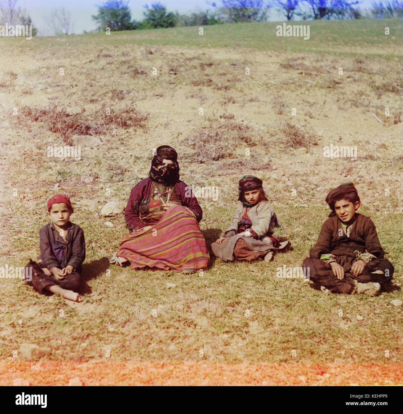 Curdi della donna seduta con i bambini nel campo,artvin,Turchia,prokudin-gorskii raccolta,1910 Foto Stock