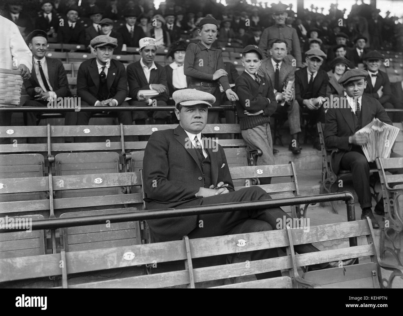 Babe Ruth, giocatore di baseball dei New York Yankees sospeso, seduta in tribuna alla partita di apertura dei Washington Senators contro i New York Yankees, Griffith Stadium, Washington DC, USA, Harris & Ewing, aprile 12,1922 Foto Stock