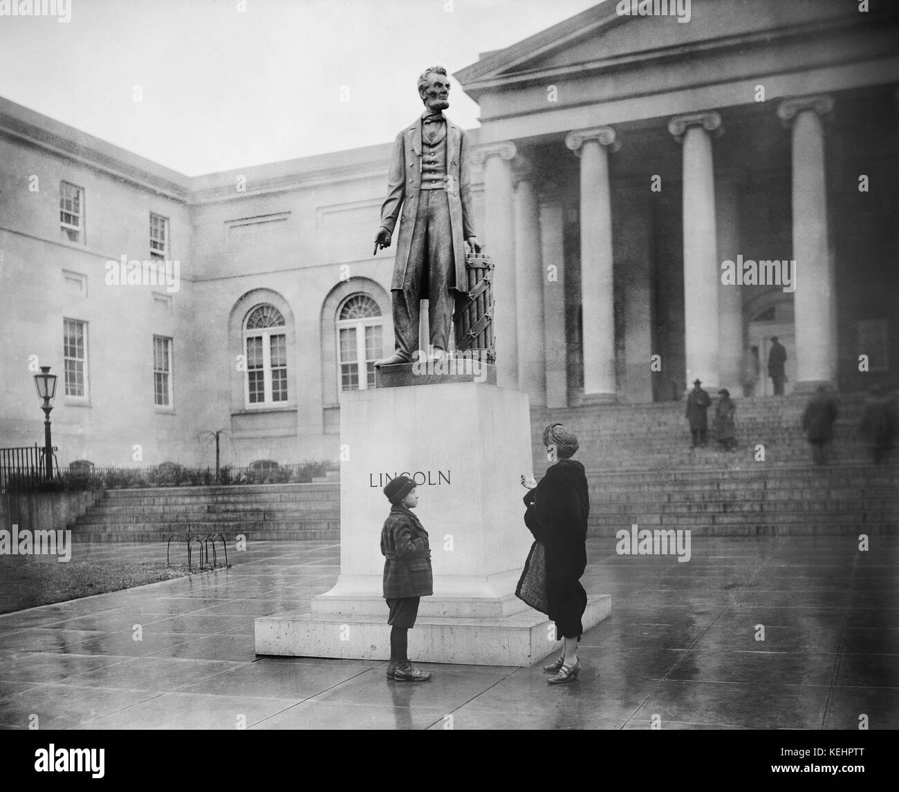 La scultura in marmo di Abraham Lincoln nella parte anteriore del distretto di Columbia City Hall, Washington dc, Stati Uniti d'America, Harris & Ewing, 1923 Foto Stock