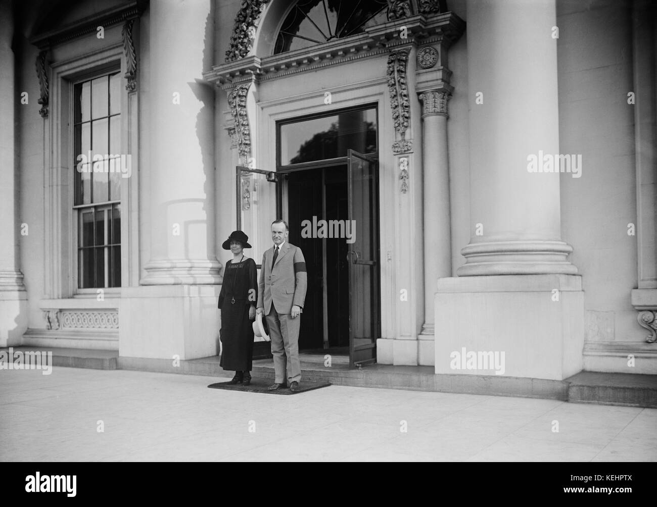 Il presidente USA Calvin Coolidge e first lady grazia coolidge,ritratto all'ingresso della casa bianca durante il periodo del lutto per il presidente Warren Harding,Washington dc, Stati Uniti d'America,Harris & ewing,Agosto 1923 Foto Stock