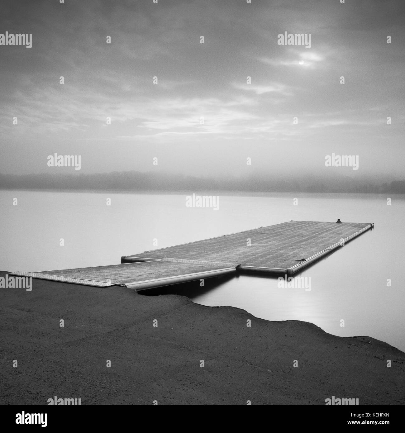 Il lago di Loch Boat Jetty Pier calma nebbia pacifica solitudine Foto Stock