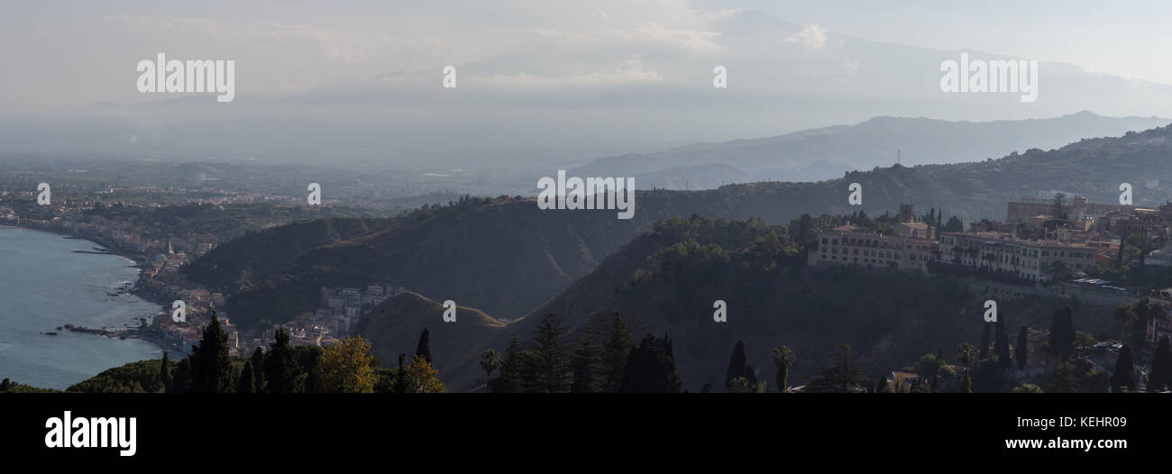 Vista panoramica dell'Etna dal teatro di Taormina Foto Stock