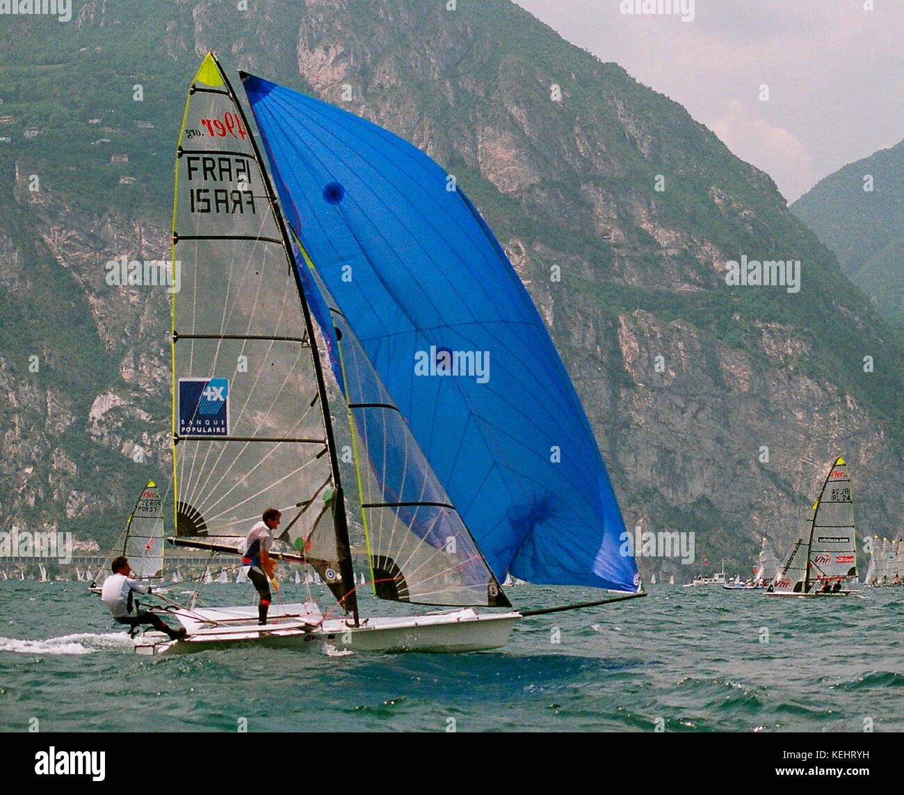 AJAXNETPHOTO. 5-10 LUGLIO 2004. TORBOLE; LAGO DI GARDA, ITALIA. - 49ER EUROPEAN SAILING CHAMPIONSHIPS - FRA 21, LO SKIPPER MARC AUDINEAU SI È IMPEGNATO NELLE FINALI DELLA FLOTTA D'ORO DEL 10 LUGLIO. FOTO:JESSICA EASTLAND/AJAX REF: 41007/680012 Foto Stock