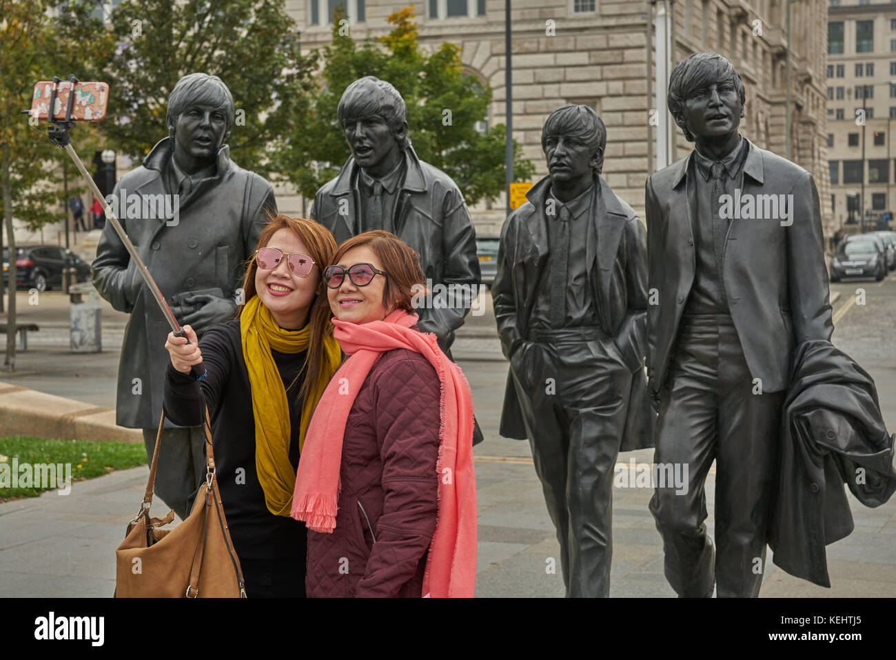 Statua di beatles liverpool selfie turisti cinesi Foto Stock