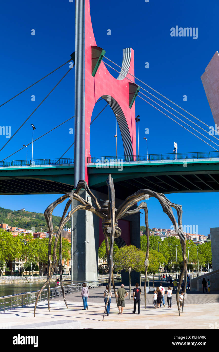 Gli archi rossi dell'artista Daniel Buren al ponte la Salve, ragno Maman di Louise Bourgeois a Guggenheim a Bilbao, Paesi Baschi, Spagna Foto Stock