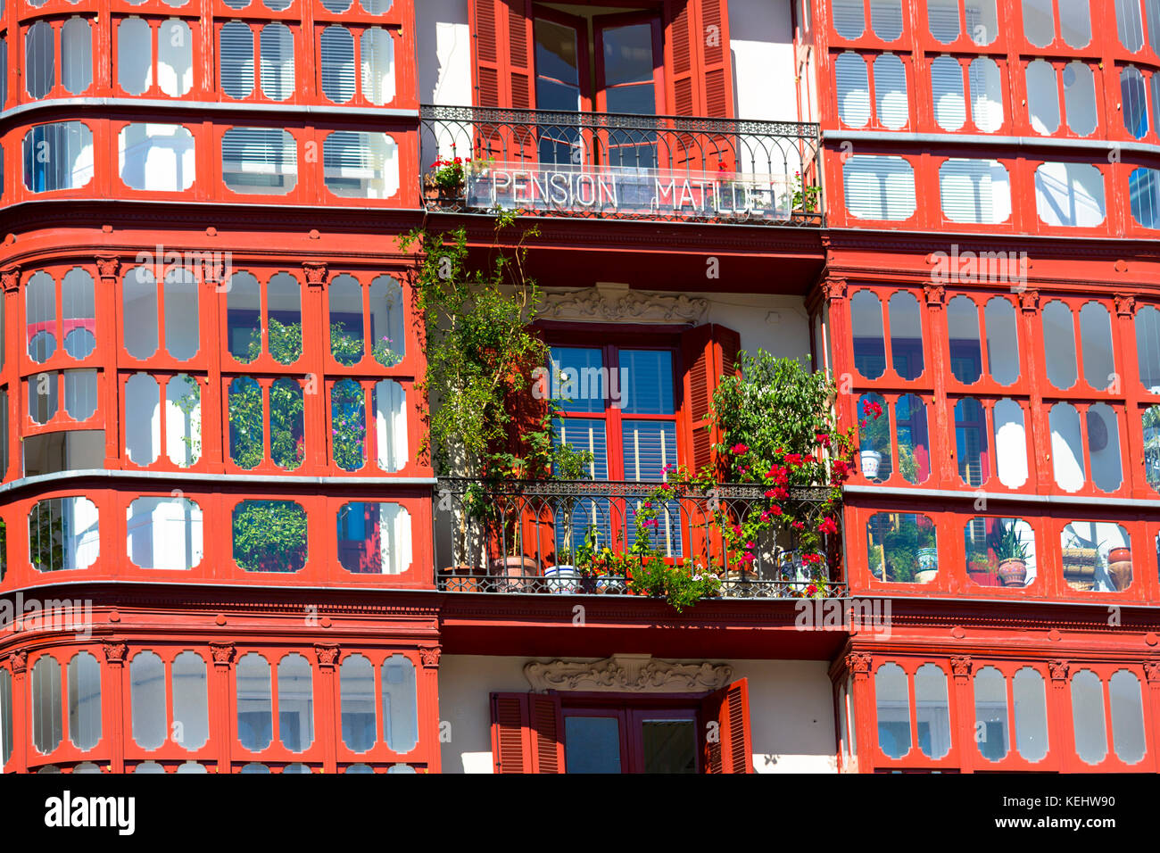 Hotel Pension Matilde in Miguel Unamuno Plaza. Tradizionali serre con balconi coperti di vetro a Bilbao, Spagna Foto Stock