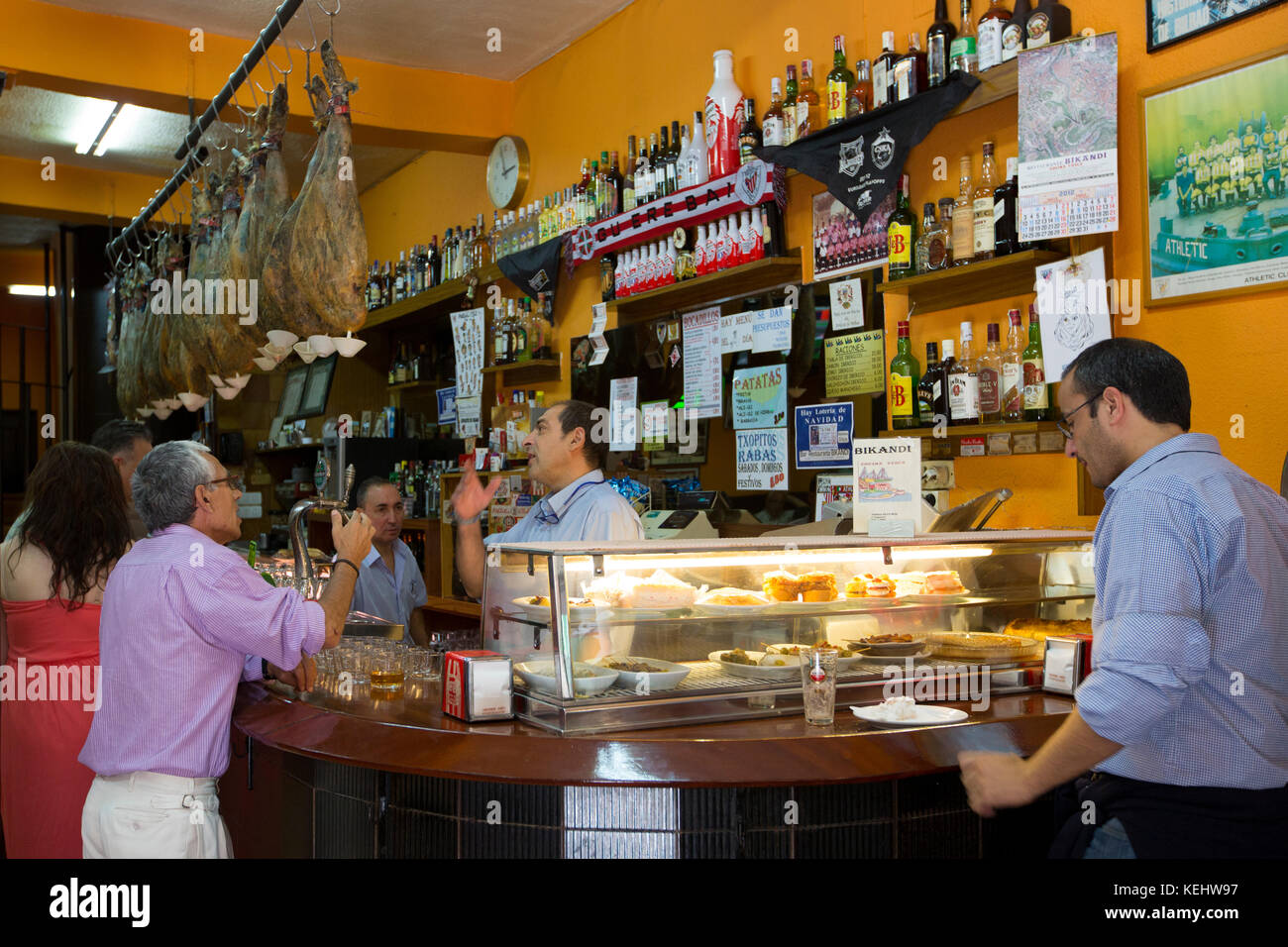 La gente del posto nei tradizionali tapas spagnole raciones Bar Restaurante Bikandi nel centro di Bilbao, Spagna Foto Stock