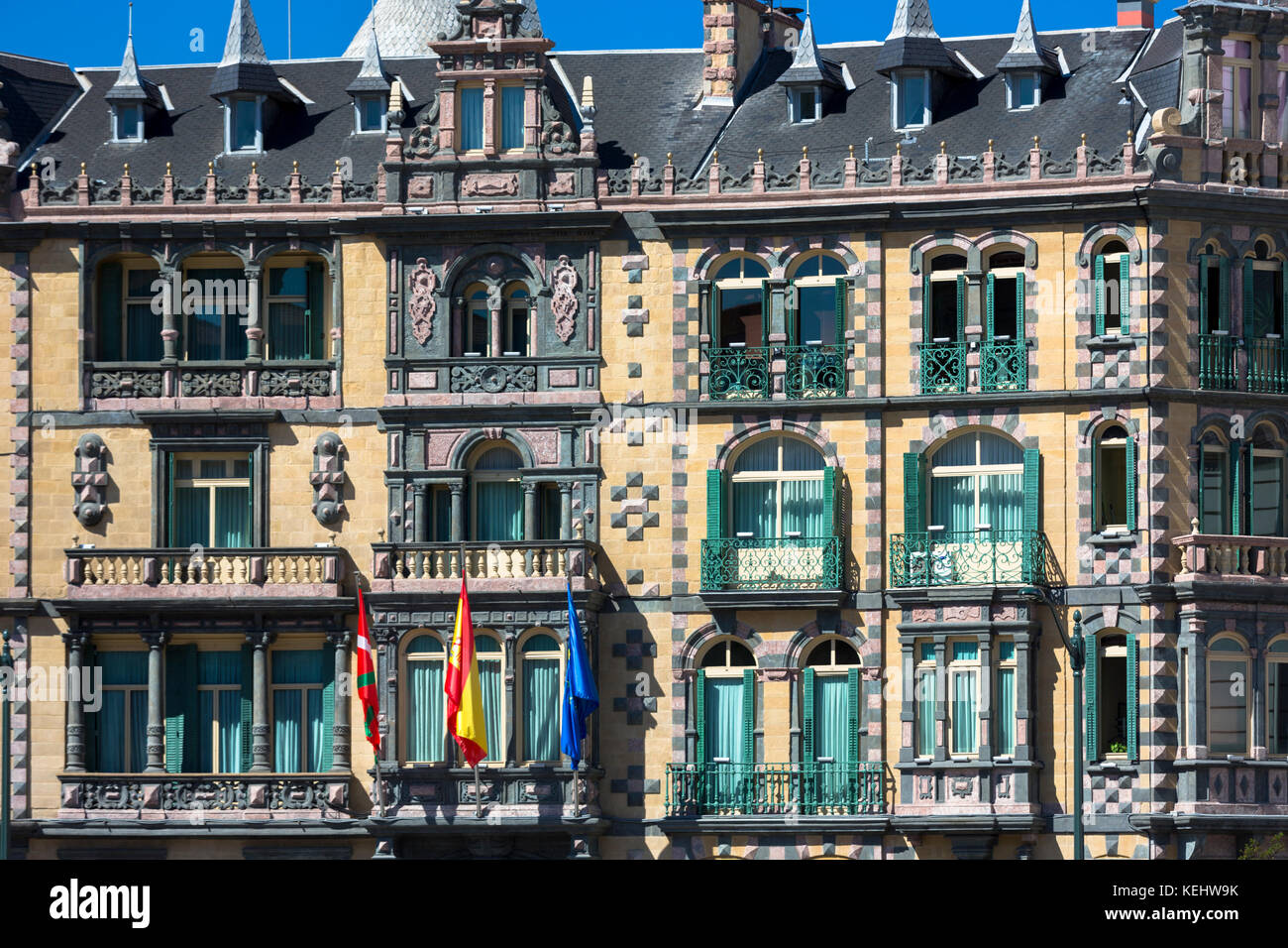 Bandiera basca, spagnola e dell'Unione europea sulla delegazione del governo a Bizkaia a Plaza Moyua a Bilbao, Spagna Foto Stock