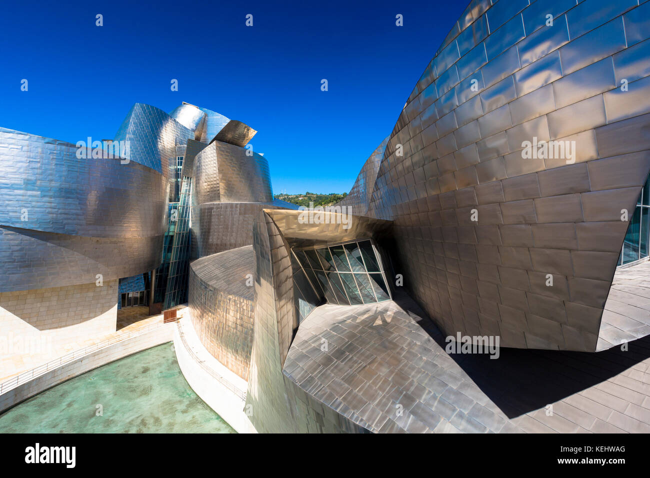 Museo Guggenheim dell'architetto Frank Gehry, futuristico design architettonico in titanio e vetro a Bilbao, Paesi Baschi, Spagna Foto Stock