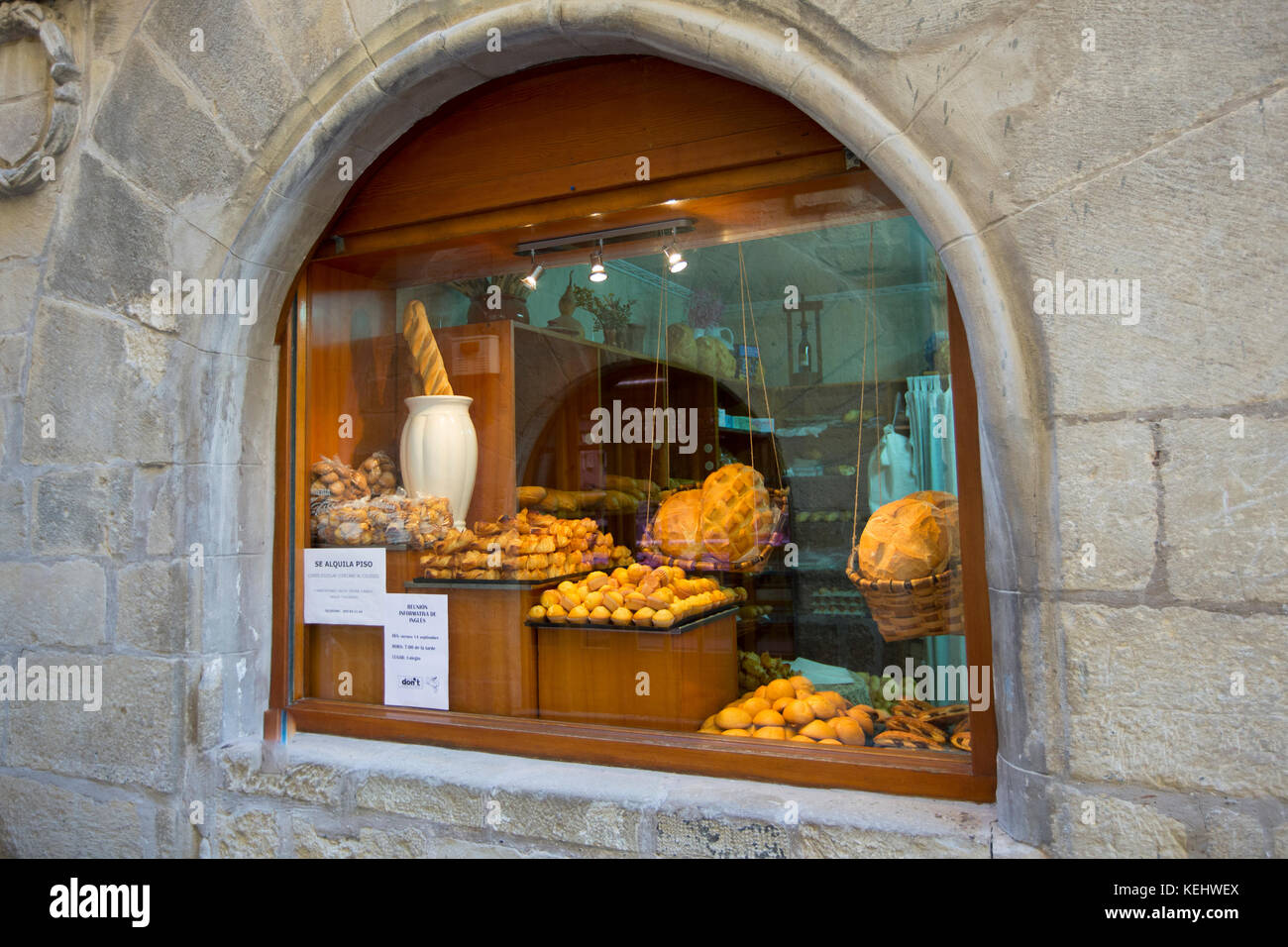 Negozio di alimentari che vende pane artigianale e torte in Calle Mayor, nella città di Laguardia, Rioja-Alavesa, Paesi Baschi, Spagna Foto Stock