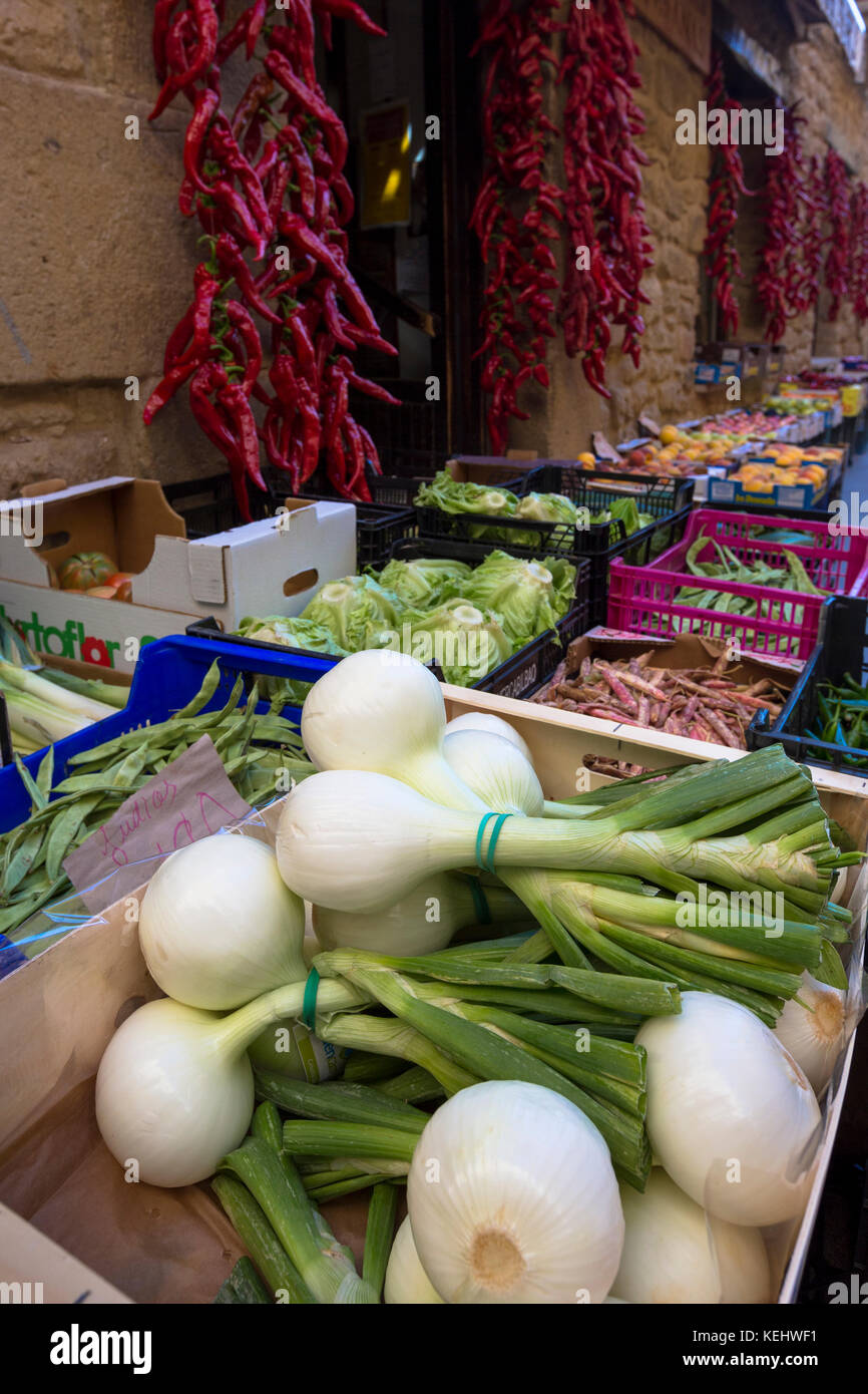 Cipolla, peperoncino rosso e verdure al di fuori del negozio di alimentari in Laguardia, Rioja-Alavesa, Spagna Foto Stock