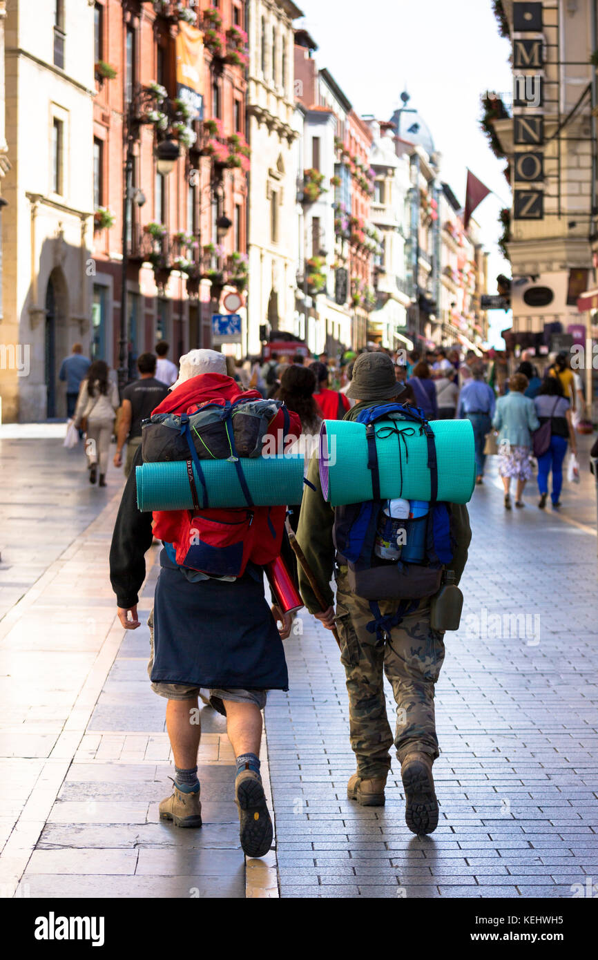 I pellegrini in viaggio sul Camino di Santiago raggiungere Calle Ancha a Leon, Castilla y Leon, Spagna Foto Stock