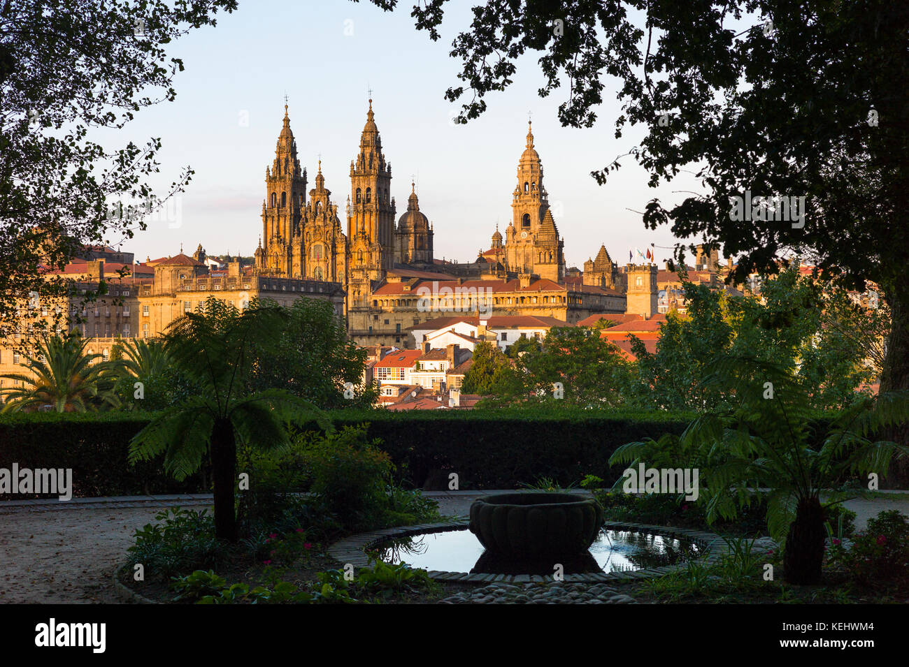 Cattedrale cattolica romana, la Catedral de Santiago de Compostela, paesaggio urbano e dal Parco Alameda, Galizia, Spagna settentrionale Foto Stock