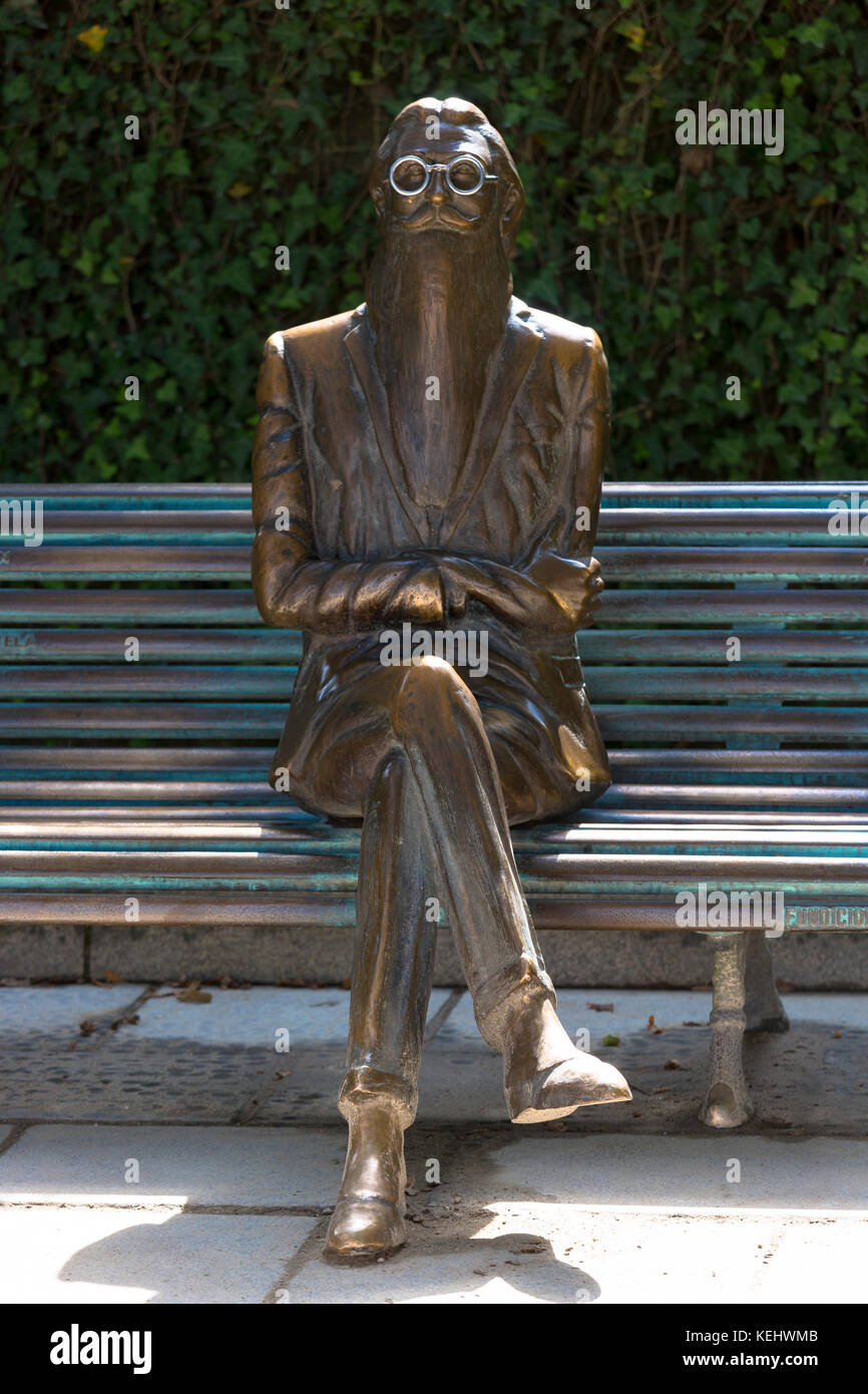 Statua di bronzo di Don Ramon maria del valle-inclan dallo scultore cesar lombera nel parco alamada a santiago de compostela, Spagna Foto Stock