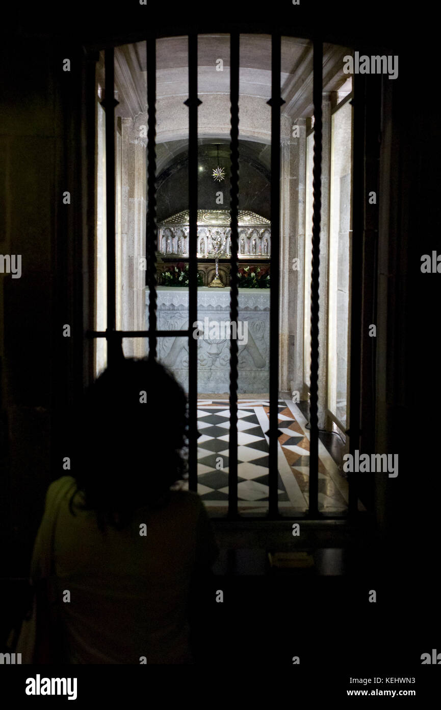 Pilgrim vede la Cripta di San Giacomo reliquie nella cattedrale cattolica romana, Catedral de Santiago de Compostela, Galizia, Spagna Foto Stock