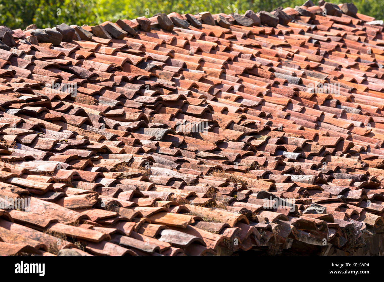 Tradizionali tetti coperti con tegole di terracotta in Spagna Foto Stock