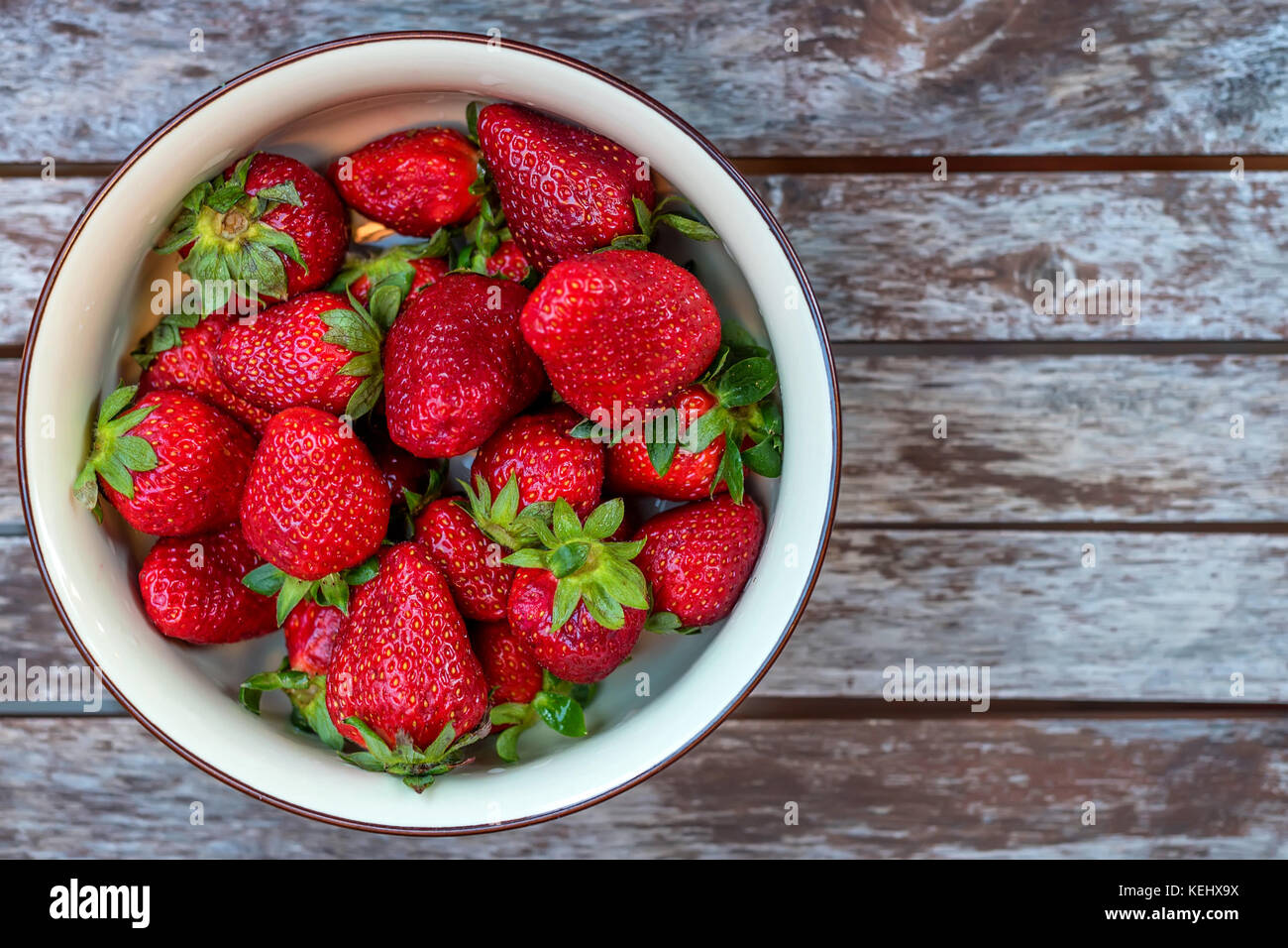 Fragole fresche in una ciotola Foto Stock