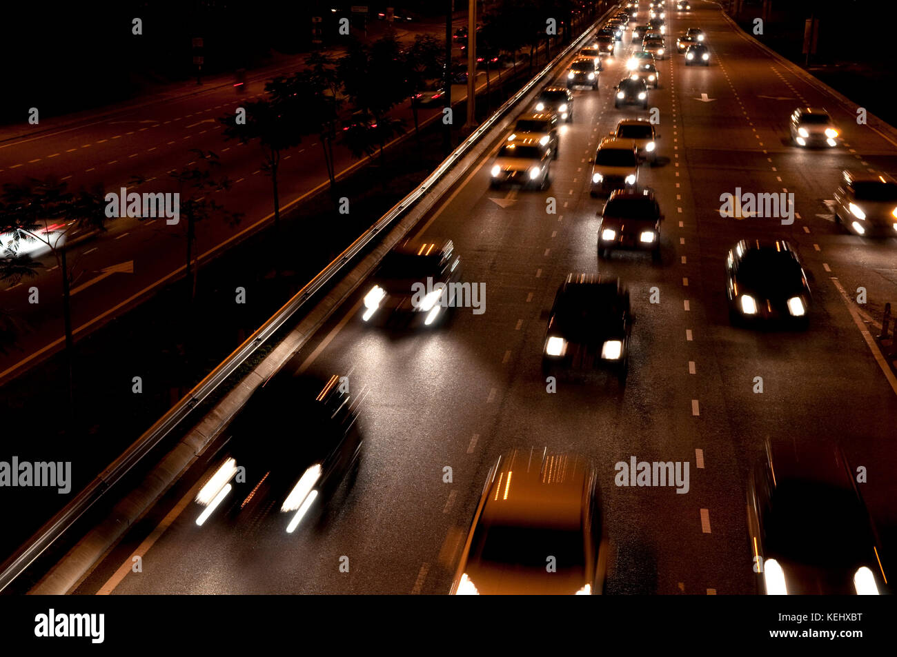 Le vetture si muovono su strade trafficate di notte, Kuala Lumpur, Malesia Foto Stock