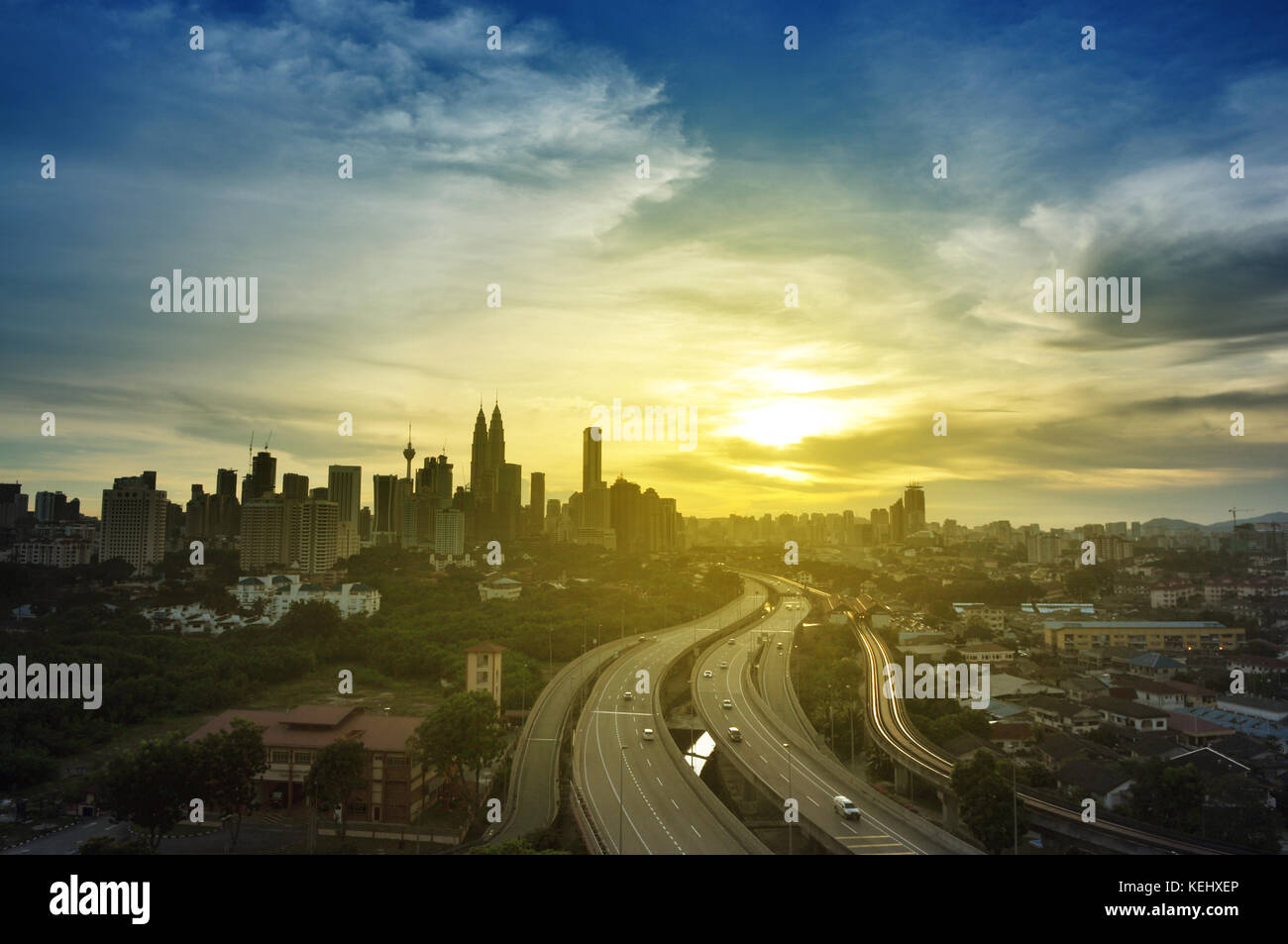 Kuala Lumpur vista dello skyline della citta' durante il tramonto. Foto Stock