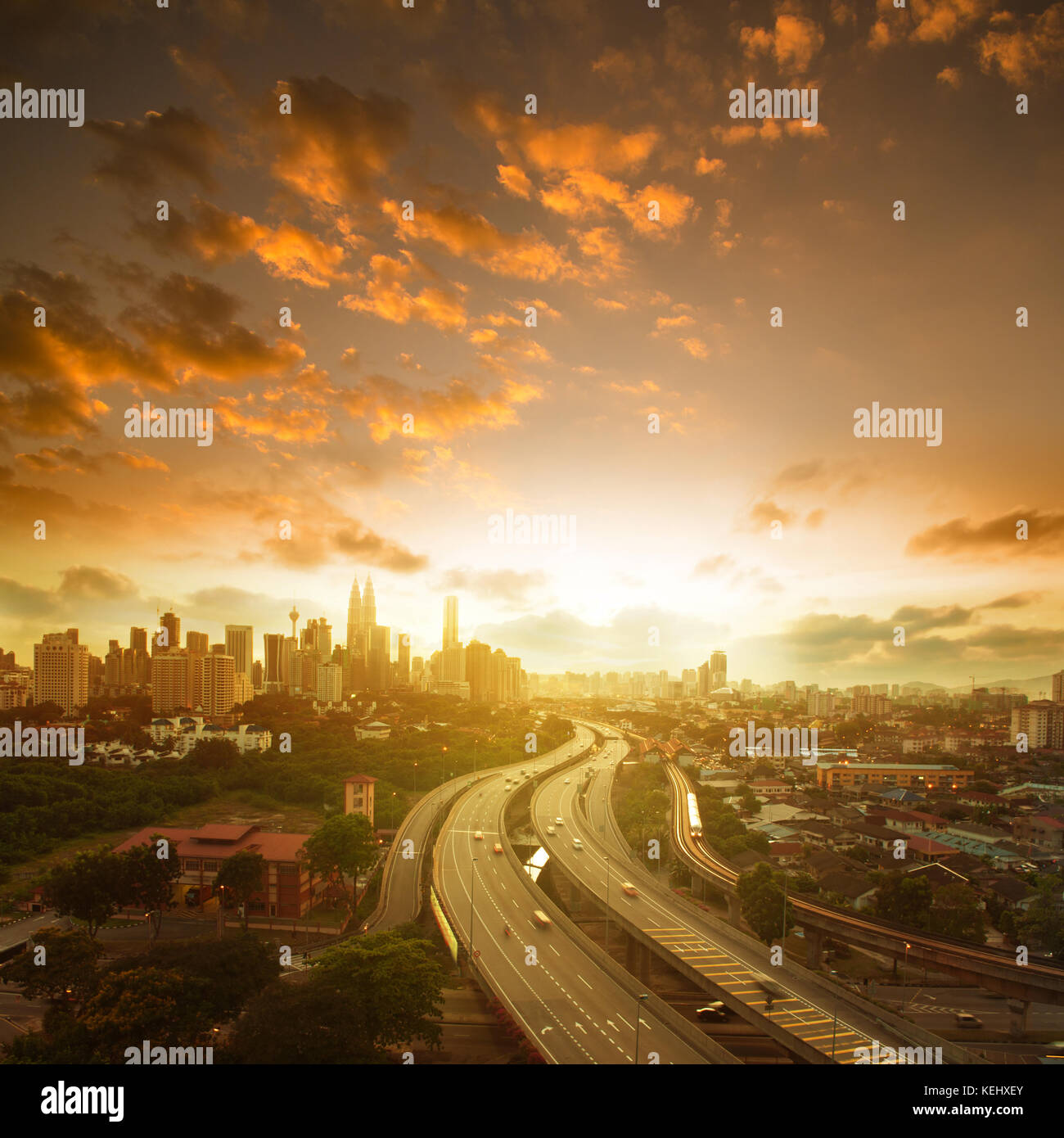 Malaysia capitale scenario paesaggistico. kuala Lumpur skyline vista in vista al tramonto, composizione quadrata. Foto Stock