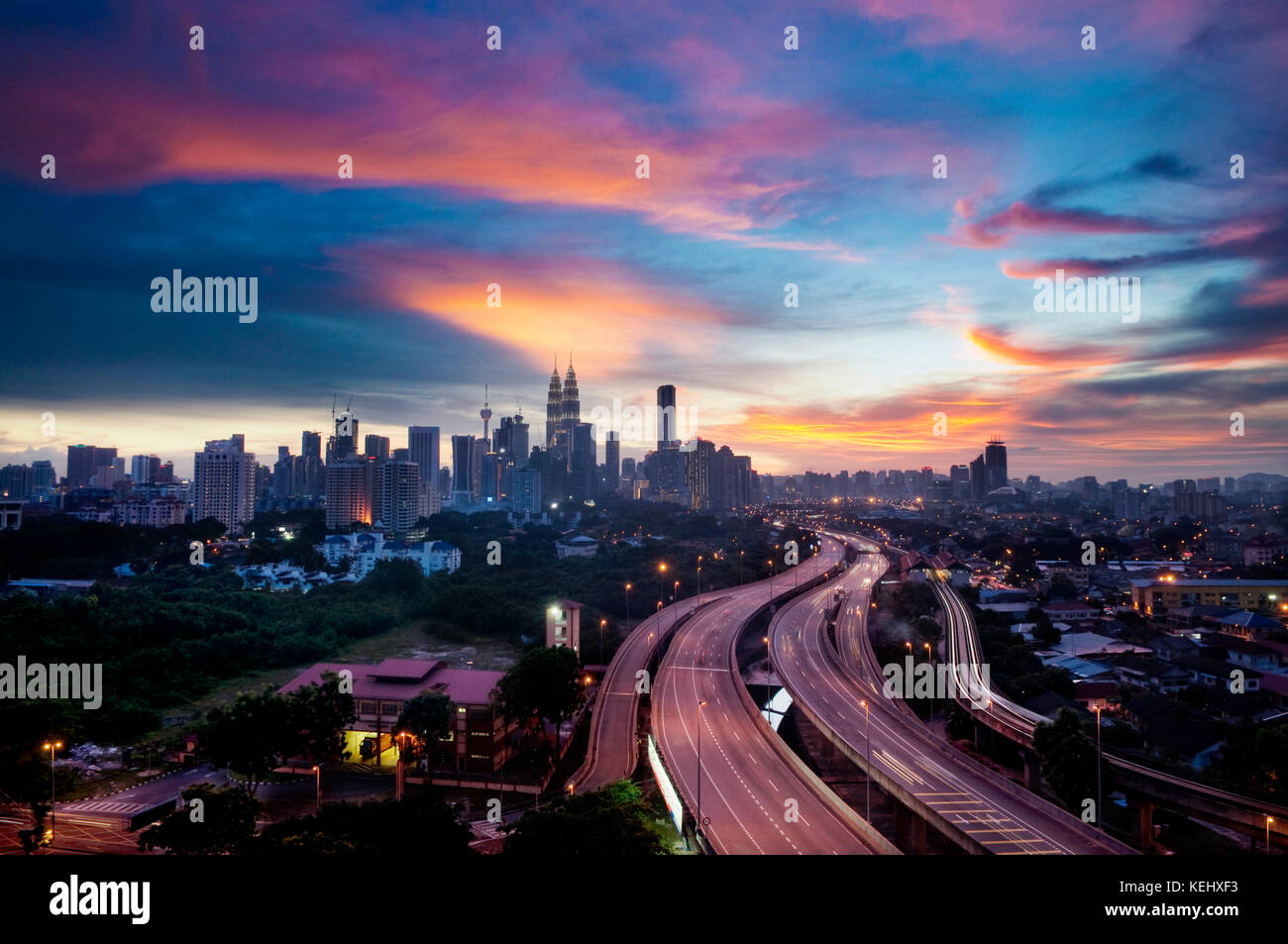 La capitale della Malesia Kuala Lumpur skyline della città vista tramonto Foto Stock
