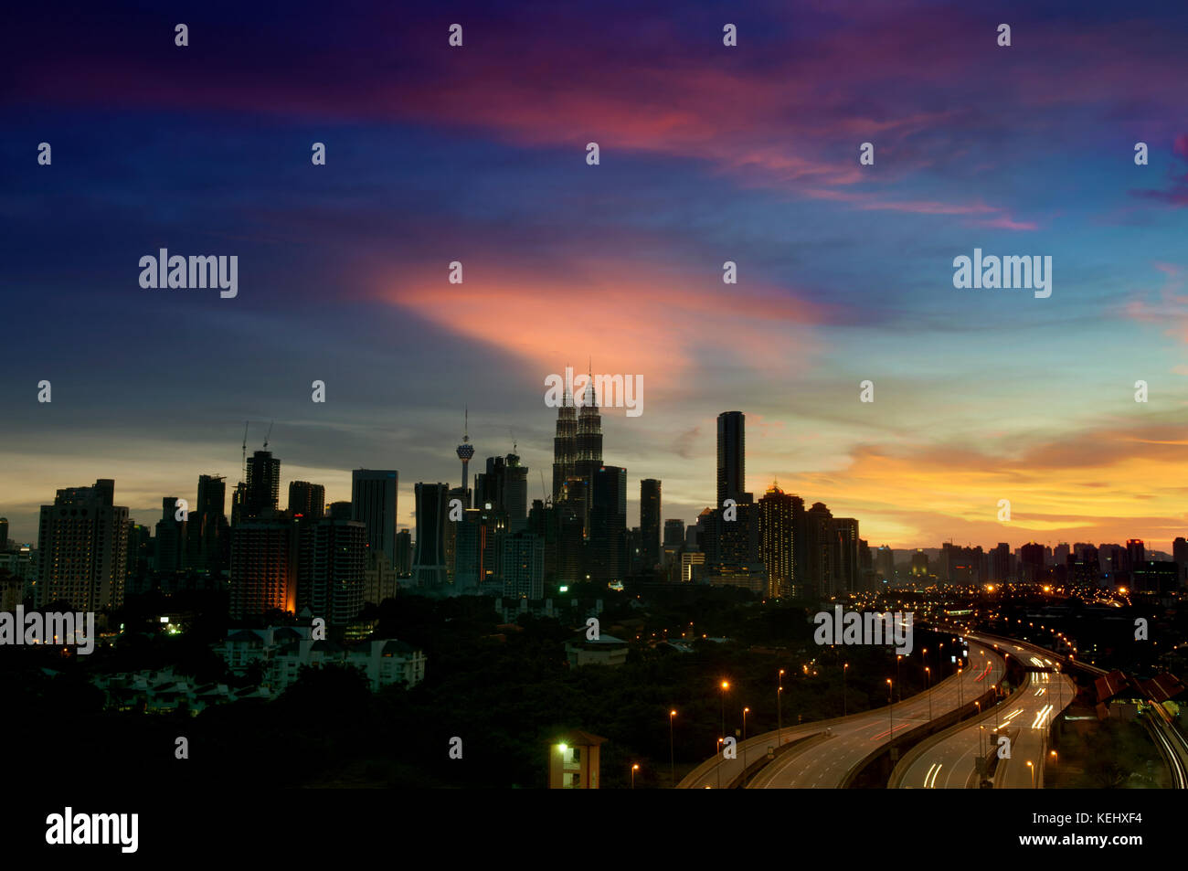 Kuala Lumpur vista dello skyline della citta' durante il tramonto, la capitale della Malesia Foto Stock
