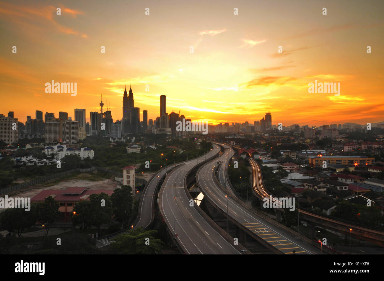La capitale della Malesia Kuala Lumpur skyline della città in bella vista al tramonto. Foto Stock