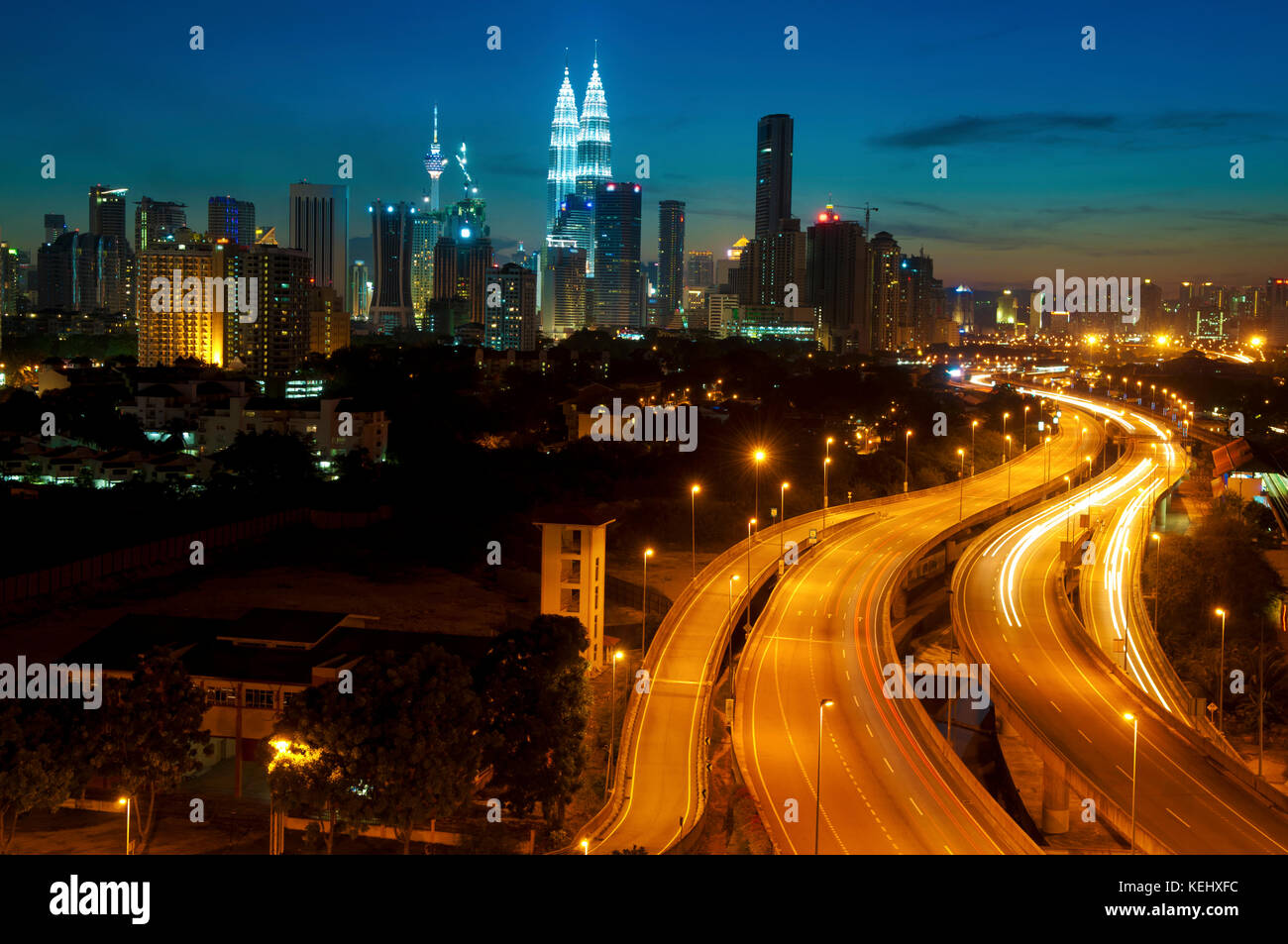 La capitale della Malesia Kuala Lumpur skyline della città in vista del crepuscolo. Foto Stock