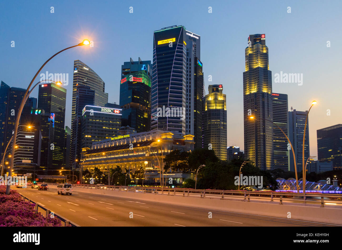 La città di Singapore il tramonto sul ponte del Giubileo ed i grattacieli del centro cittadino di CBD, Singapore Foto Stock