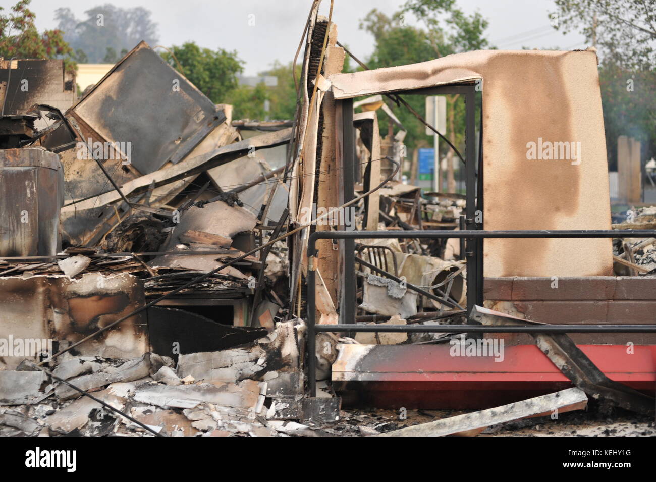 Santa Rosa, California, Stati Uniti d'America. Decimo oct, 2017. Un'Arby's è ridotta in cenere durante la tubbs fuoco nella contea di Sonoma. Credito: kraig lieb Foto Stock