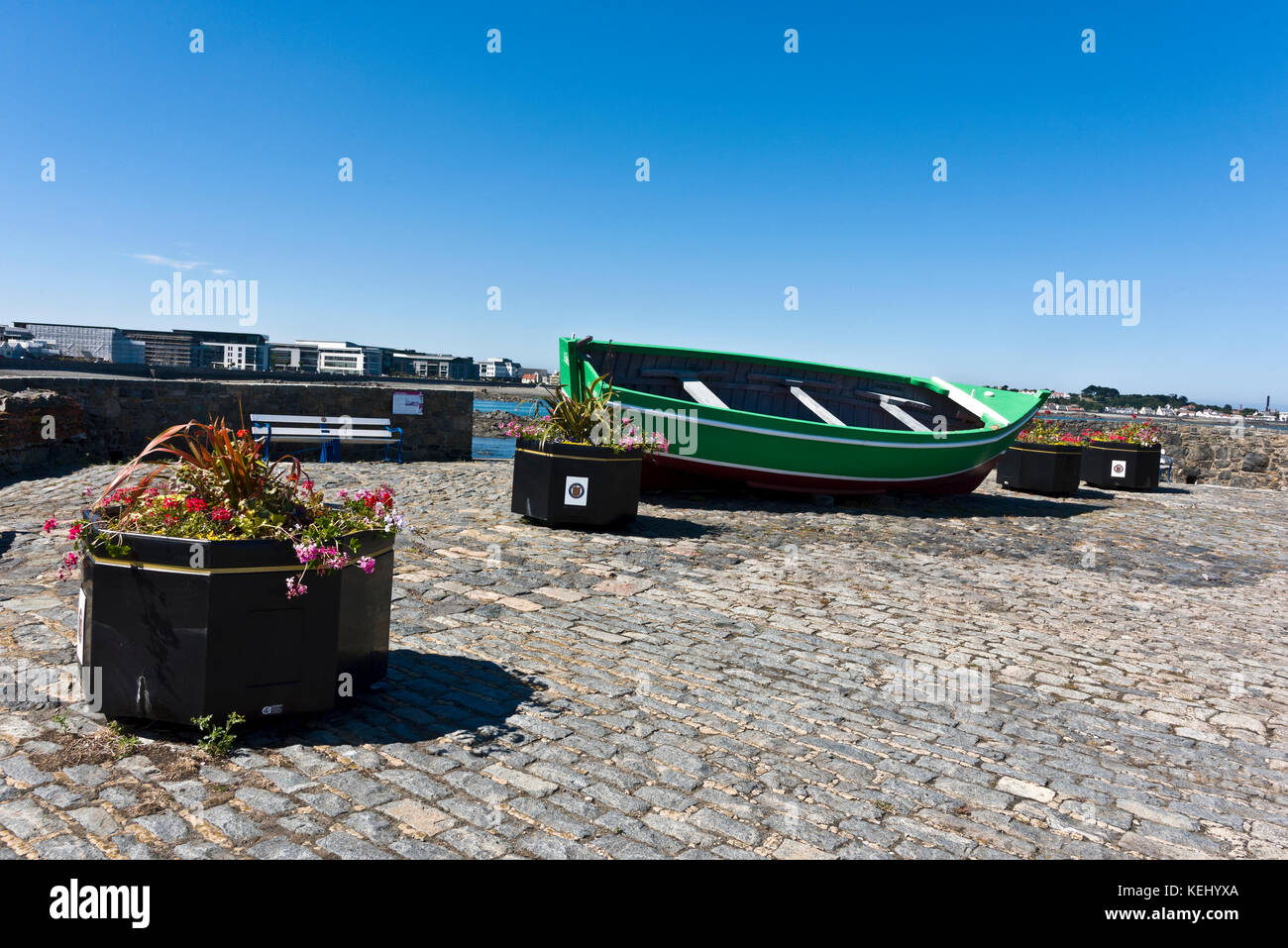 Resti della vecchia fortezza costiere a nord di st peter port con un display di fioriere e posti a sedere con vista sul piccolo canale di russell Foto Stock