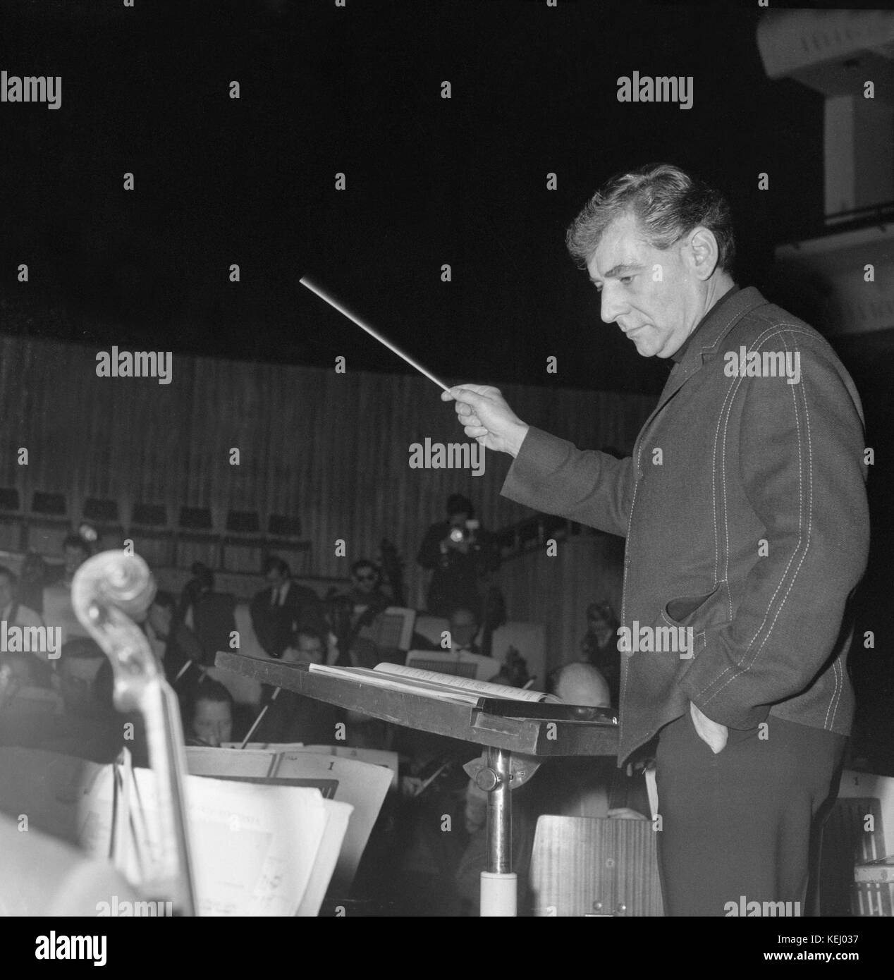 Direttore Leonard Bernstein in prove con la New York Philharmonic Orchestra il 13 febbraio 1963. Leonard Bernstein (25 agosto 1918 - 14 ottobre 1990) era un compositore americano, conduttore, autore, docente di musica e pianista. Egli è stato tra i primi conduttori nato e cresciuto negli Stati Uniti a ricevere riconoscimenti a livello mondiale. Secondo il critico musicale Donal Henahan, egli era "uno dei più prodigiosamente talentuoso e musicisti di successo nella storia americana. Foto Stock