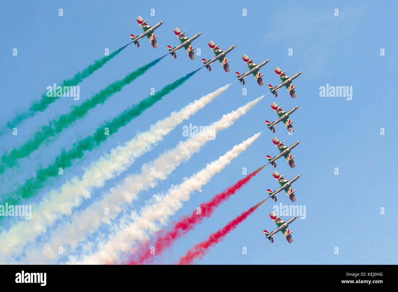 Frecce tricolori, italiano national air patrol, volare in formazione durante air show con fumo tricolore Foto Stock