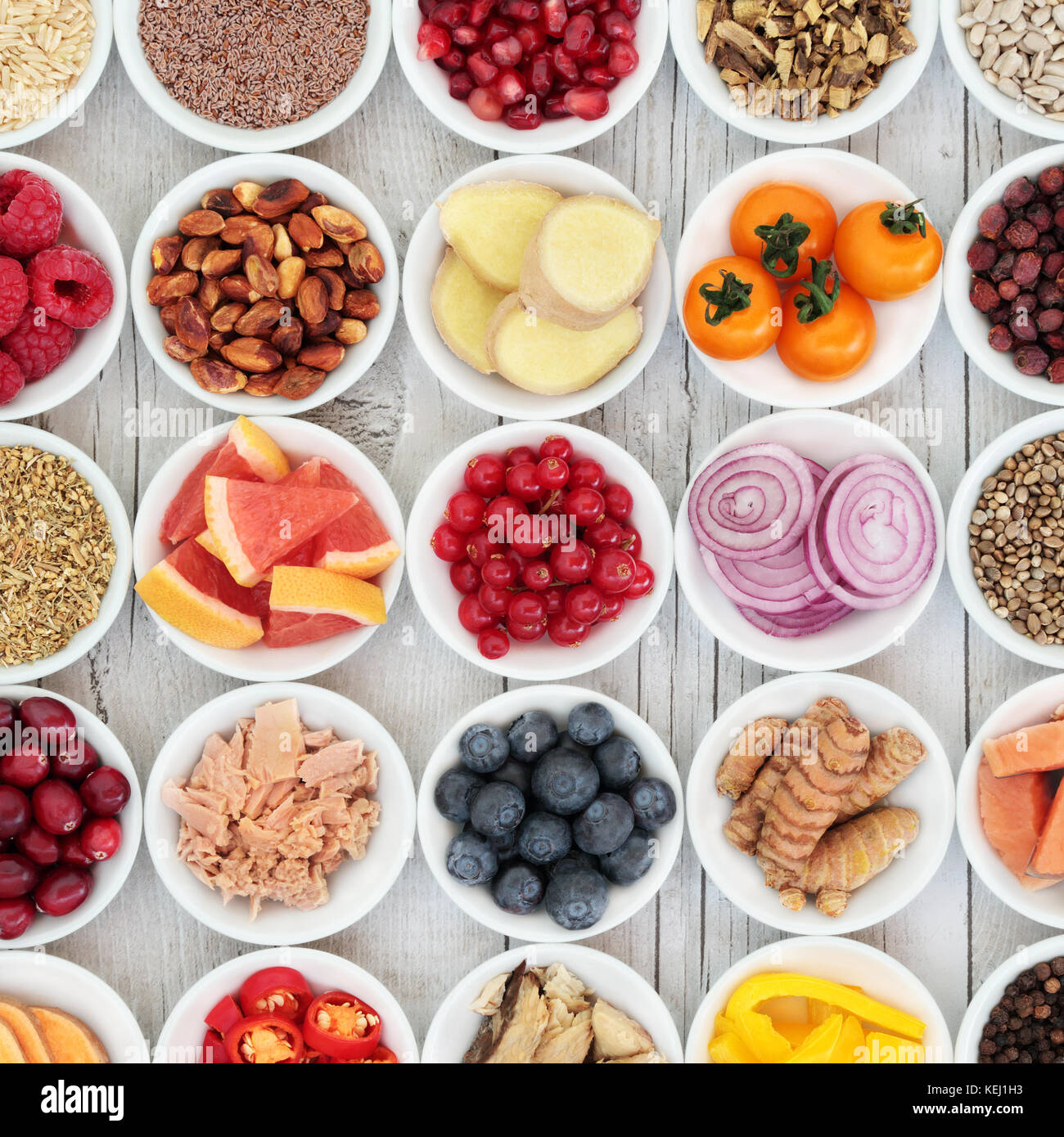 Una sana super selezione con frutta fresca, verdure, pesce, semi, noci,  spezie e erbe con alimenti ricchi di acidi grassi omega 3 e antiossidanti  Foto stock - Alamy