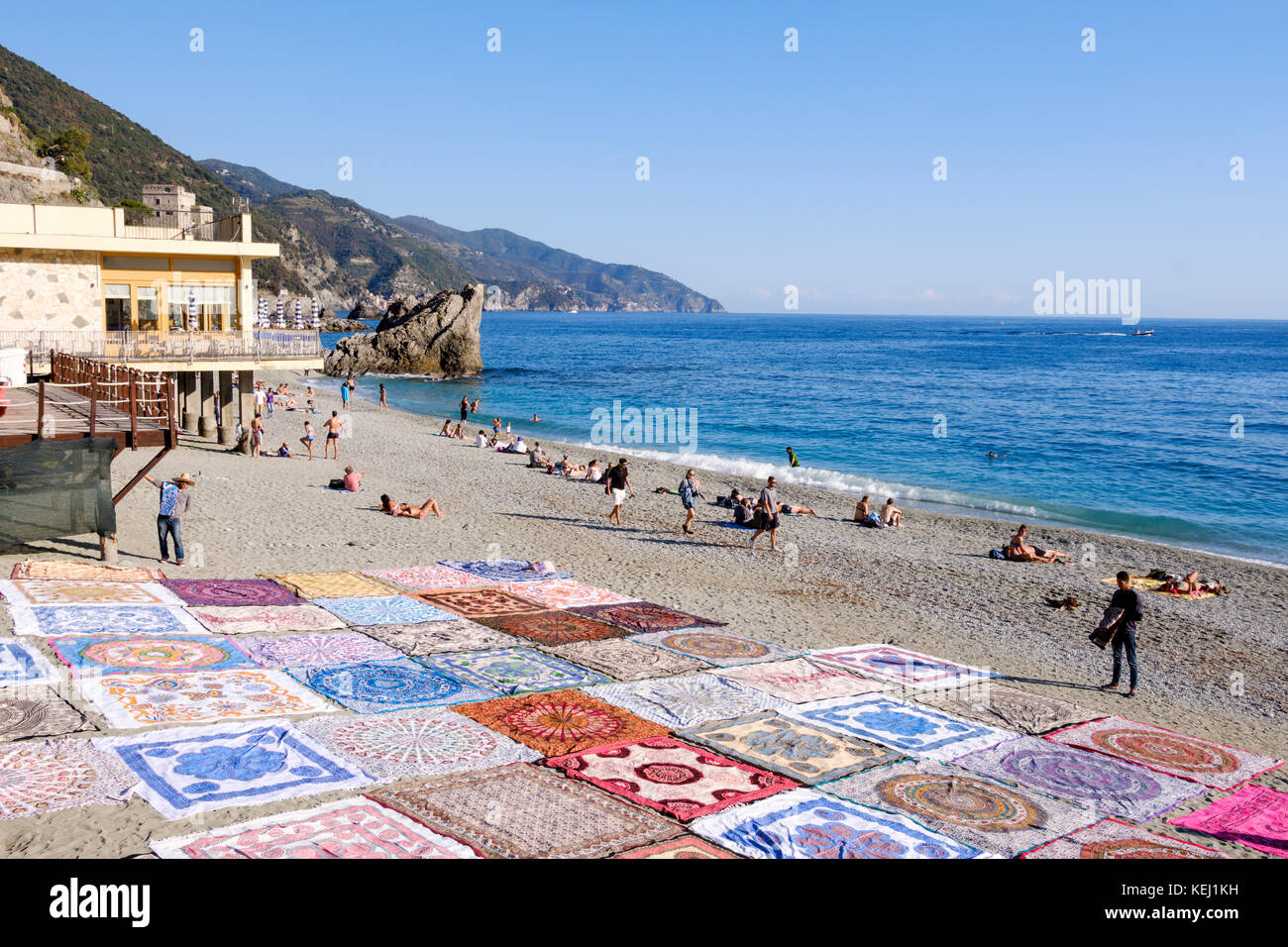 Spiaggia di Monterosso con colorati raid sulla spiaggia, Liguria, Italia Foto Stock