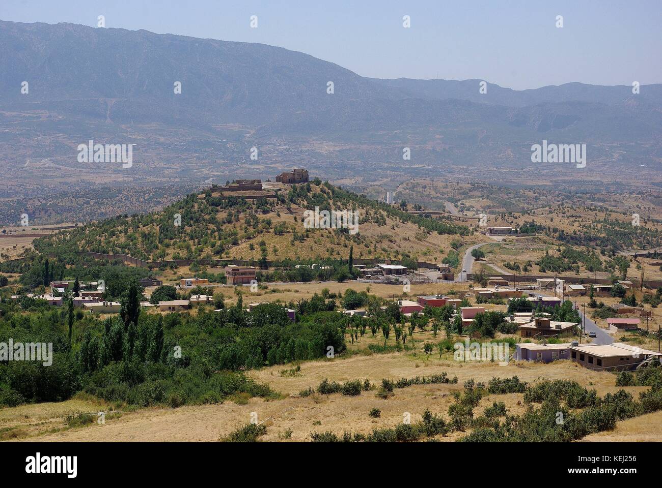 Anishki (Iraq - Kurdistan): vista dalle grotte al palazzo in rovina di Saddam Hussein Foto Stock