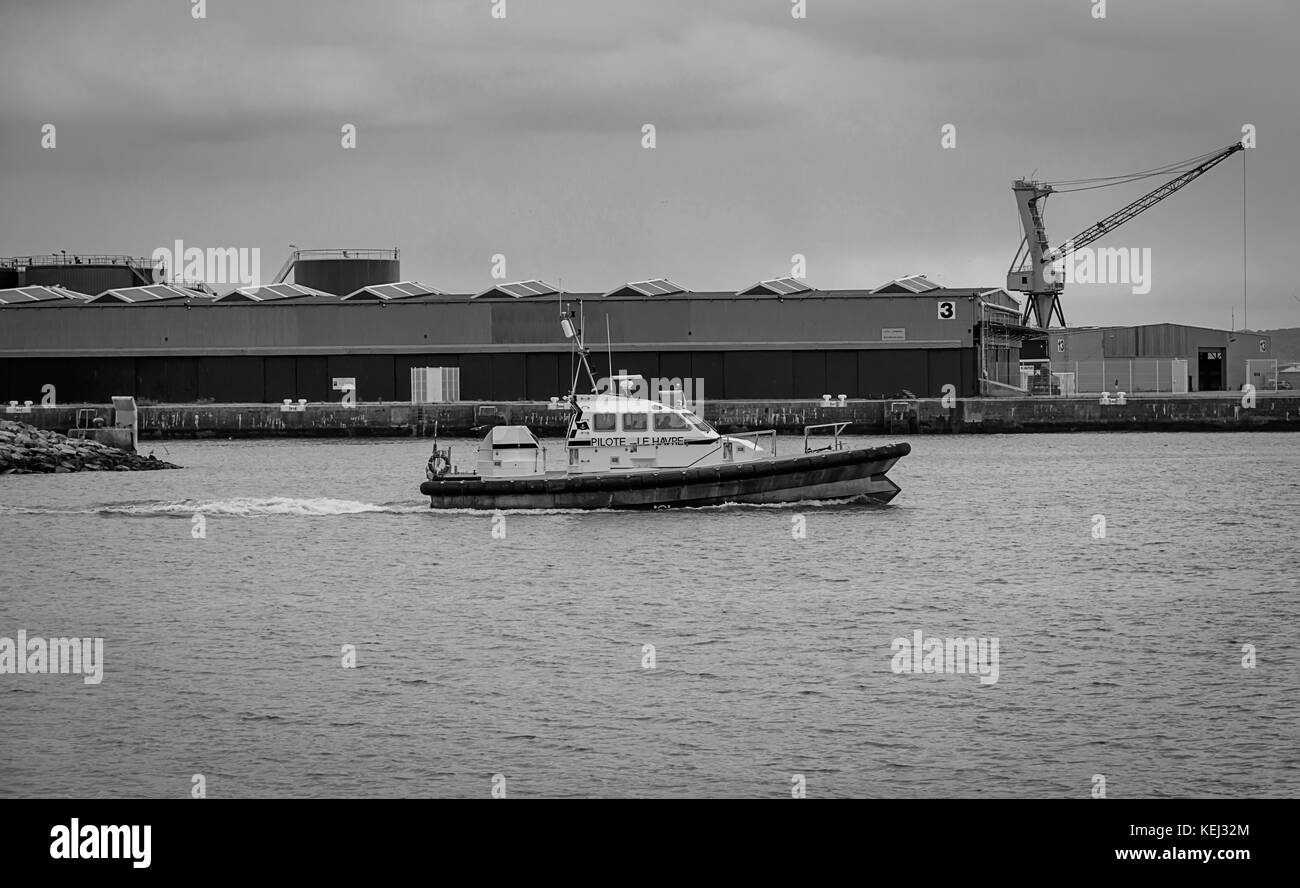 Barca Pilote che lascia il porto a le Havre, Francia Foto Stock