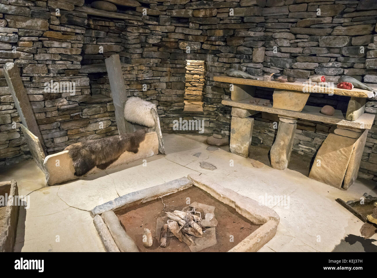 Replica degli interni di una casa in pietra all'insediamento neolitico di Skara Brae, Continentale, Orkney, Scotland, Regno Unito Foto Stock