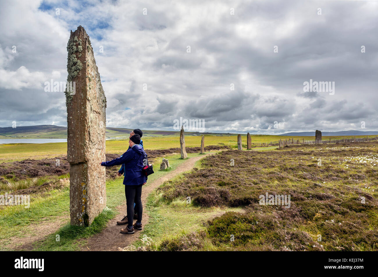 I turisti in corrispondenza dell'anello di Brodgar, Orkney. Il neolitico stone circle, risalenti al periodo intorno al 2000 a 2500 BC, Continentale, Orkney, Scotland, Regno Unito Foto Stock