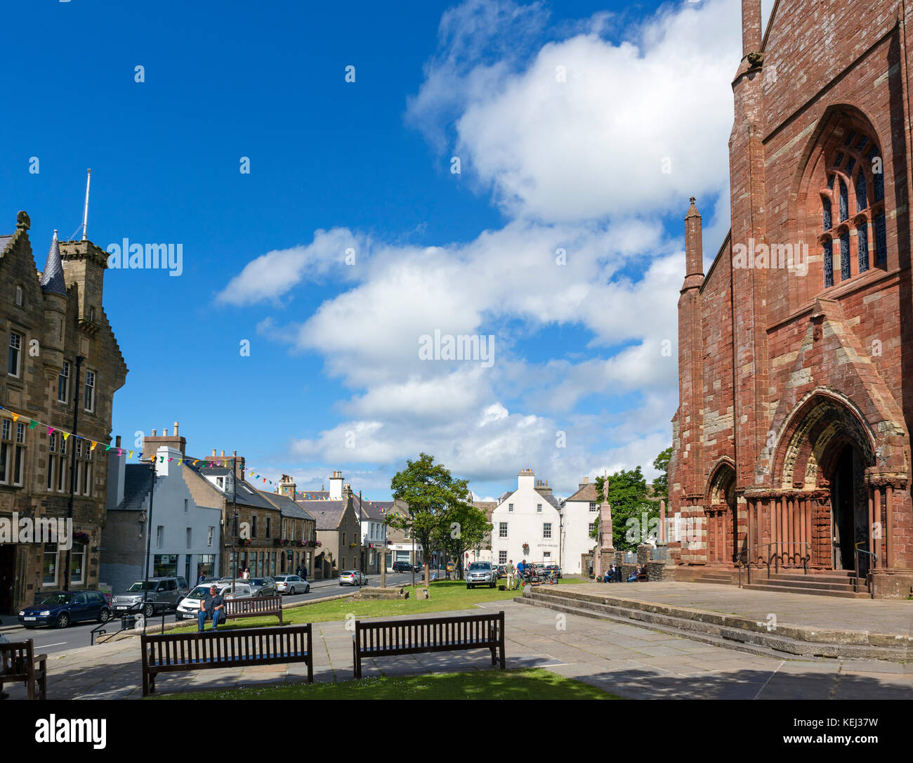 Broad Street nel centro della città di St Magnus Cathedral a destra, Kirkwall, Continentale, Orkney, Scotland, Regno Unito Foto Stock